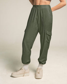 Pantalón jogger con bolsillos laterales funcionales#color_249-verde-militar