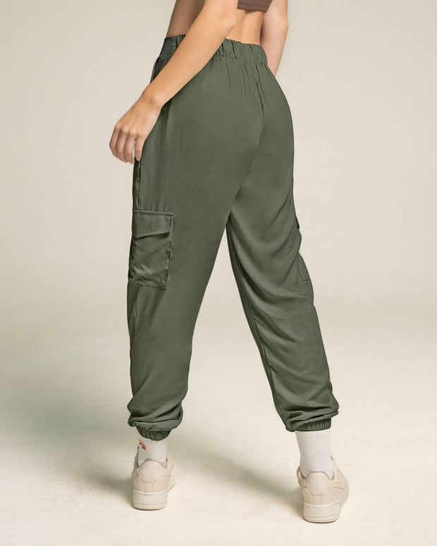 Pantalón jogger con bolsillos laterales funcionales#color_249-verde-militar