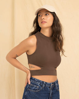 Camiseta crop top con cut outs laterales#color_810-cafe-oscuro