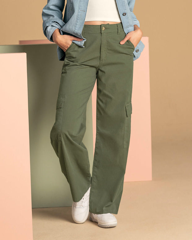 Pantalón tiro alto tipo cargo#color_249-verde-medio