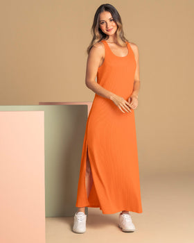 Vestido largo manga sisa con apertura en costado#color_203-naranja-claro
