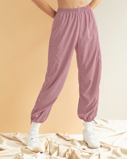 Pantalón jogger con bolsillos funcionales y elástico en cintura y ruedo#color_180-palo-de-rosa