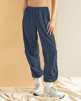 Pantalón jogger con bolsillos funcionales y elástico en cintura y ruedo#color_706-gris