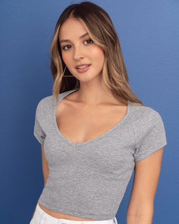 Camiseta crop top con escote en V#color_717-gris