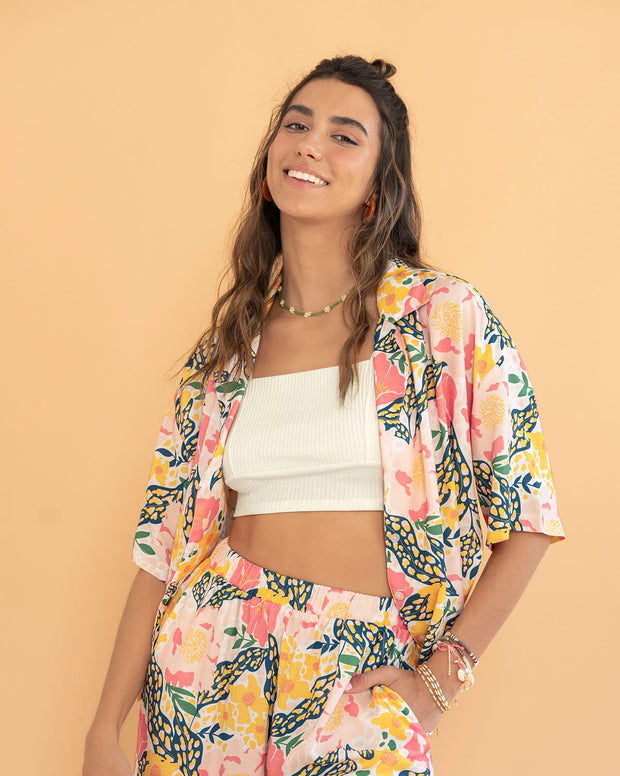 Blusa manga corta con cuello solapa y perilla funcional