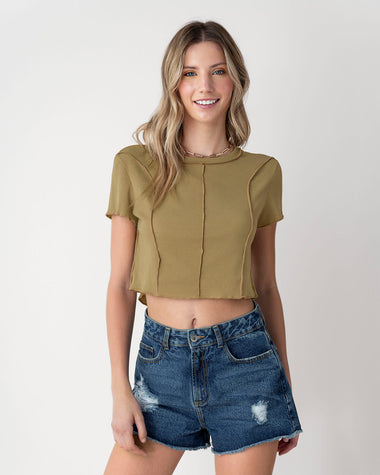 Camiseta crop top con costuras expuestas decorativas#color_381-camel-medio