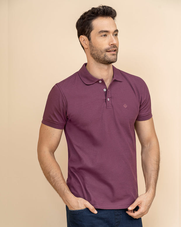 Camiseta tipo polo con bordado en frente#color_194-vino-pastel