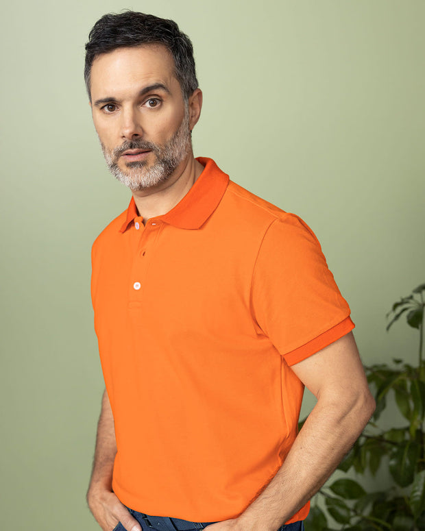 Camiseta tipo polo con bordado en frente#color_203-naranja
