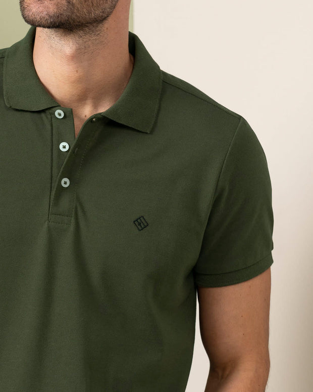 Camiseta tipo polo con bordado en frente#color_249-verde