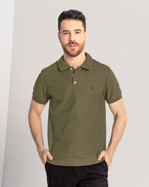 Camiseta tipo polo con bordado en frente#color_617-verde-oliva