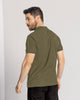 Camiseta tipo polo con bordado en frente#color_617-verde-oliva