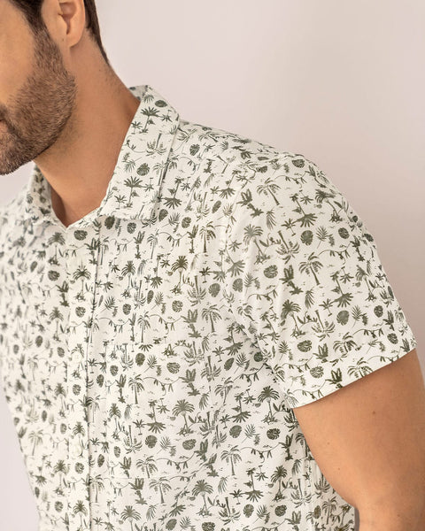 Camisa manga corta estampado continuo para hombre#color_038-blanco-estampado-palmeras