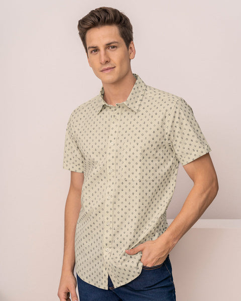 Camisa manga corta estampado continuo para hombre#color_807-beige-estampado