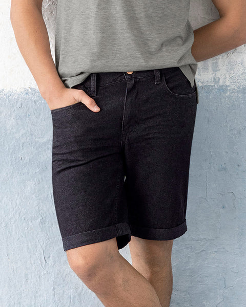 Bermuda en denim para hombre con bolsillos funcionales#color_700-negro