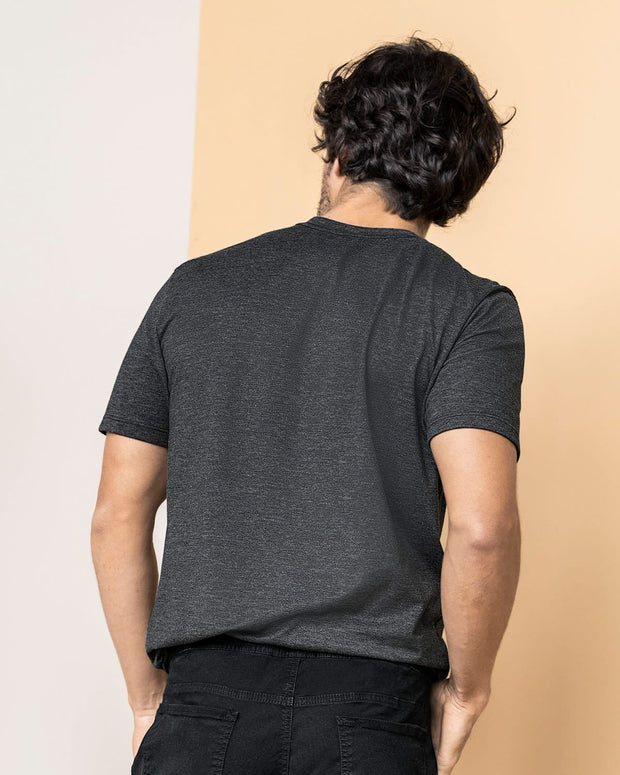 Camiseta manga corta con estampado localizado y cuello redondo#color_248-gris-oscuro