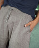Bermuda atlética con bolsillos funcionales#color_717-gris-jaspe