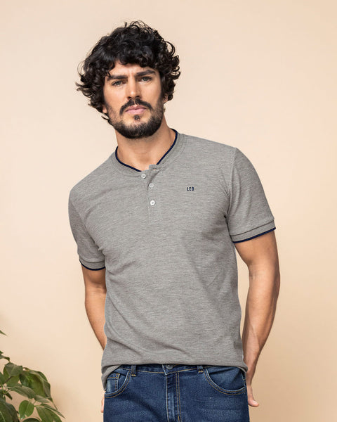 Camiseta con cuello henley y perilla funcional#color_717-gris