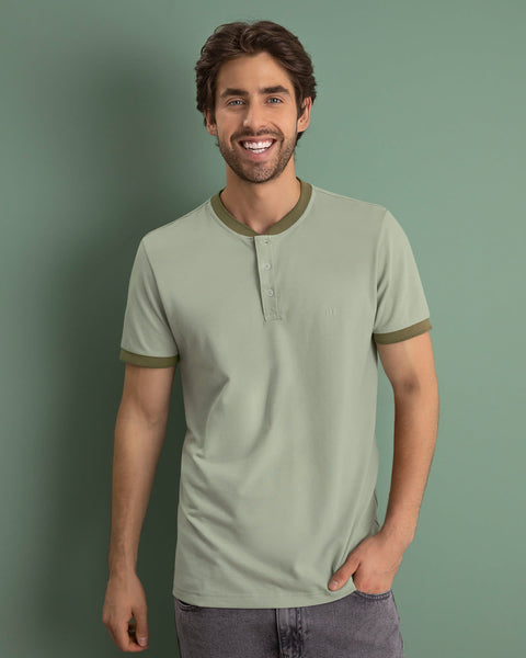 Camiseta con cuello y puños tejidos en contraste#color_696-verde-claro