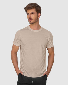 Camiseta manga corta con cuello, ruedo y mangas en rib#color_084-arena